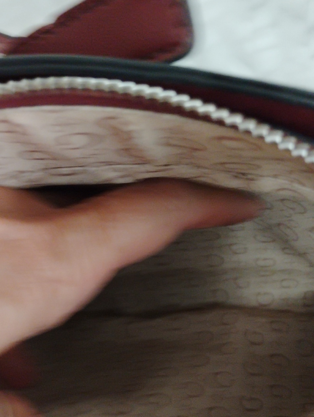 Guess Bags - Picture 8 of 15
